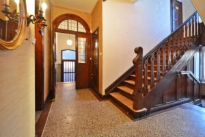 Eingangsbereich mit Treppenhaus