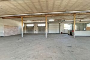 Drei Rolltore zum Be- und Entladen