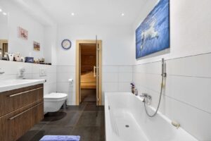 Hauptbad im UG Bild 2