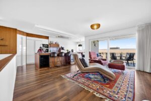 Wohnbereich mit Küche und Balkonzugang