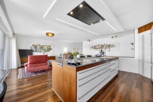 Blick Küche zum Wohnbereich