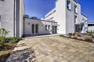 Ansicht Eingangsbereich Stellplätze und Terrasse