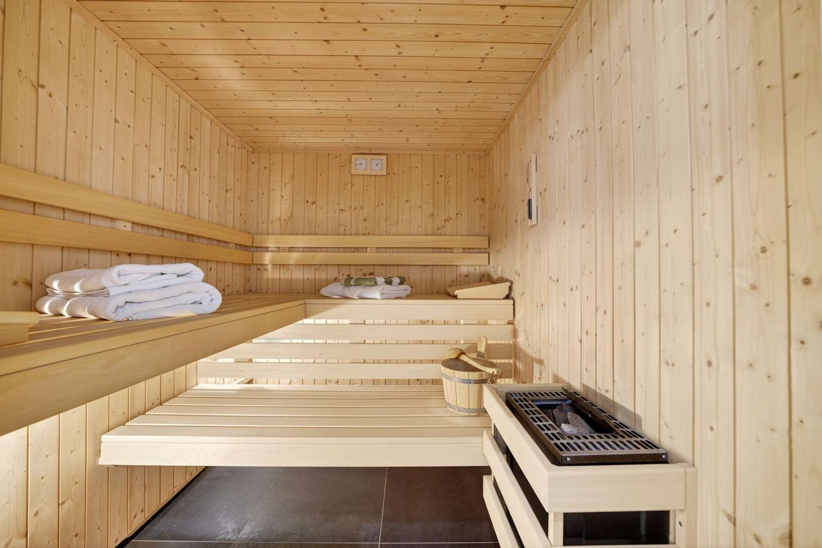 Saunabereich neben Hauptbad