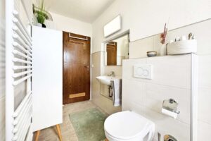 helles Bad & ebene Dusche + WC