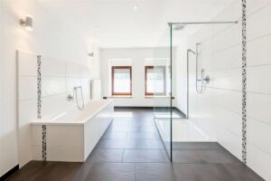 Badezimmer mit Dusche und Badewanne
