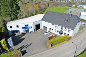 Gewerbehalle mit Wohnhaus