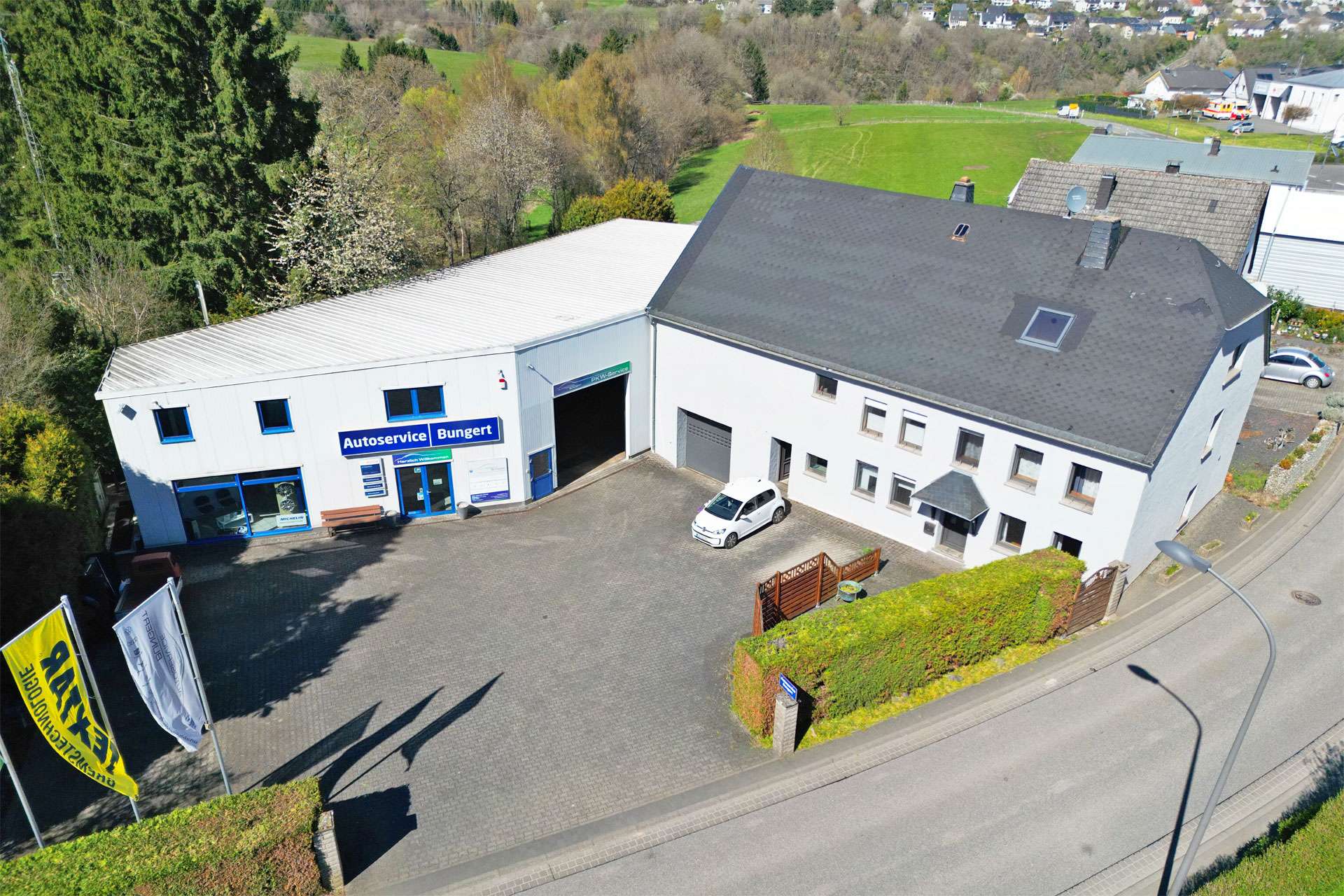 Gewerbehalle mit Wohnhaus