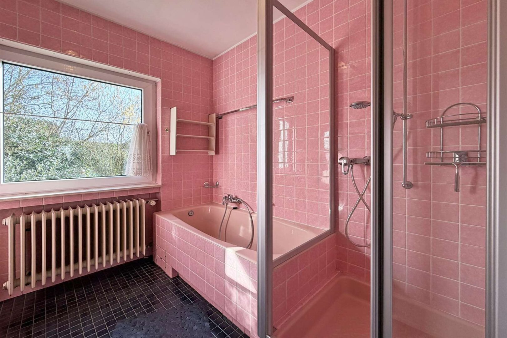 Bad mit Dusche und Wanne