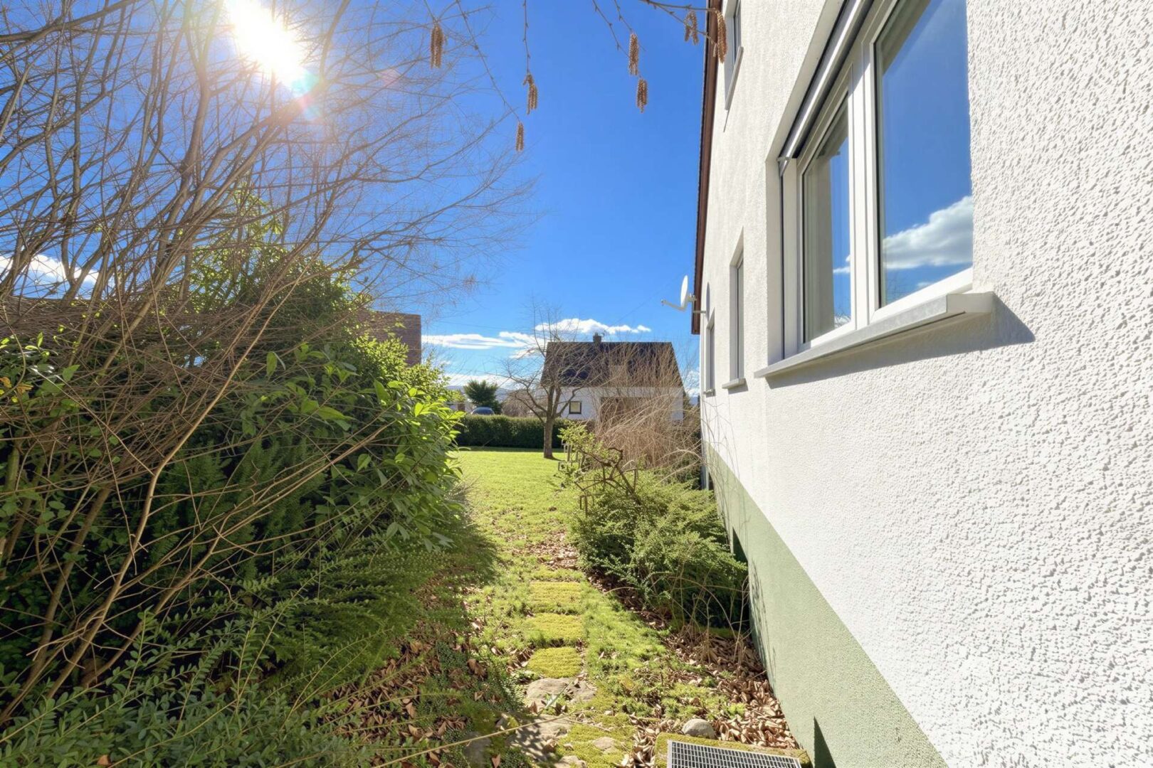 seitlicher Weg zur Rückseite des Gebäudes