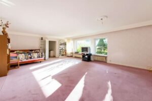 großes Schlaf- oder Arbeitszimmer im UG