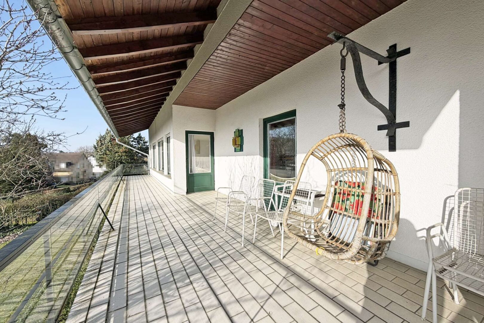 großer, überdachter Balkon