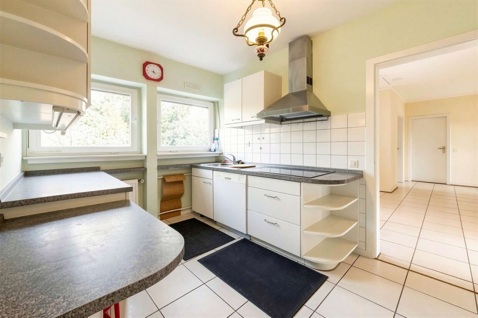 Küche mit Blick in den Garten