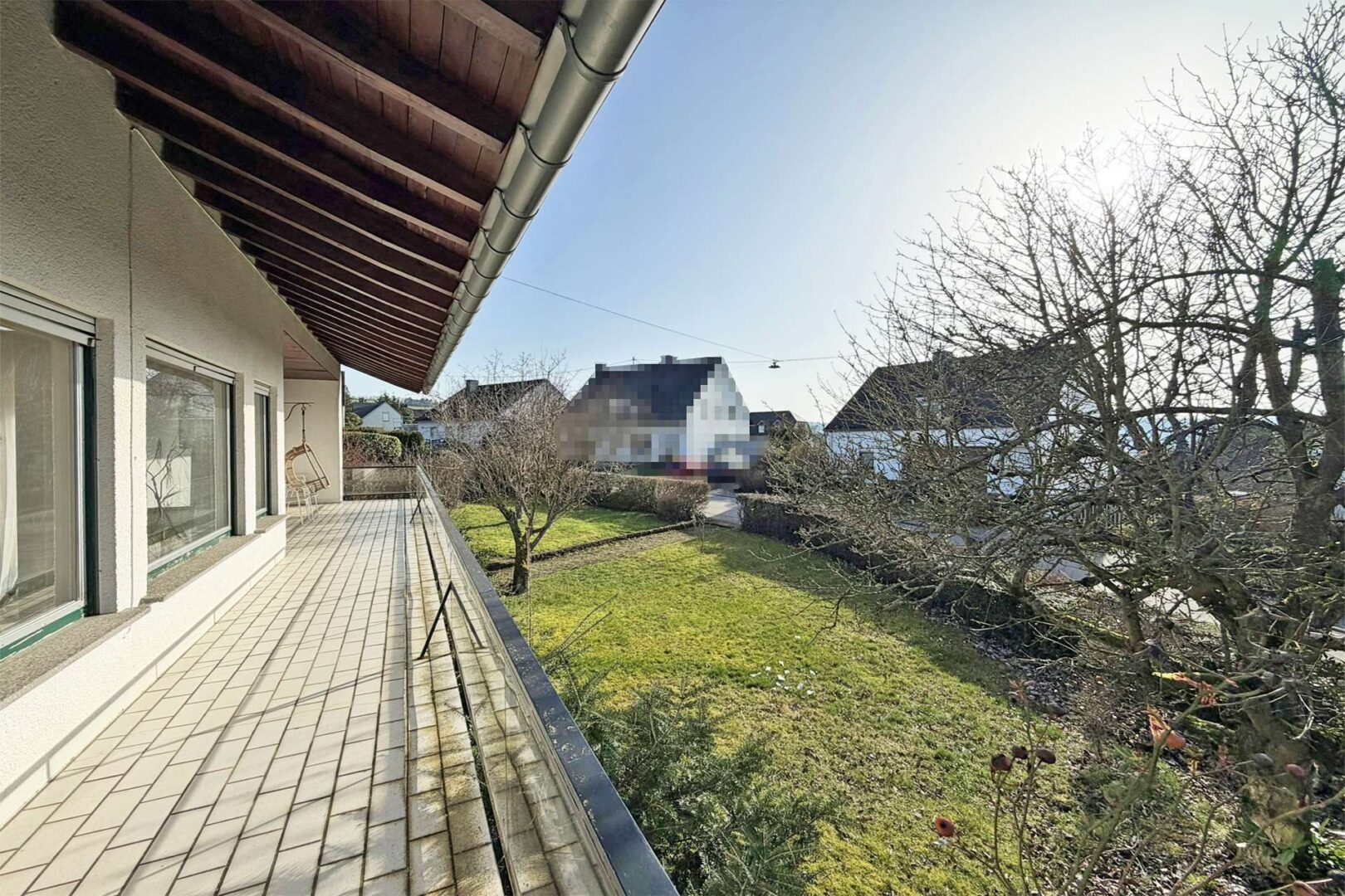 Balkon mit Blick in den Vorgarten