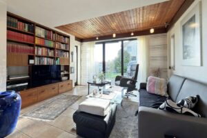 helles Wohnzimmer mit Terrassenzugang