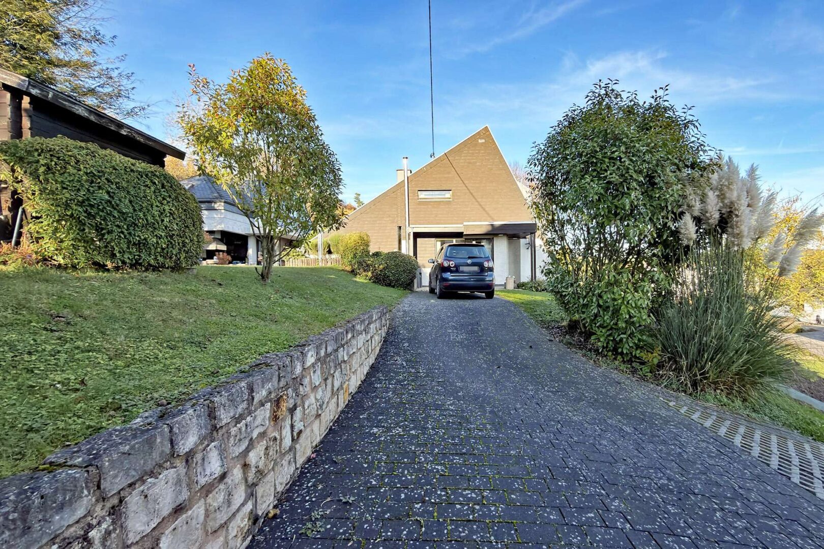 Auffahrt und Außenstellplatz vor der Terrasse