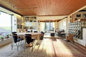 großes, helles Wohn- und Esszimmer