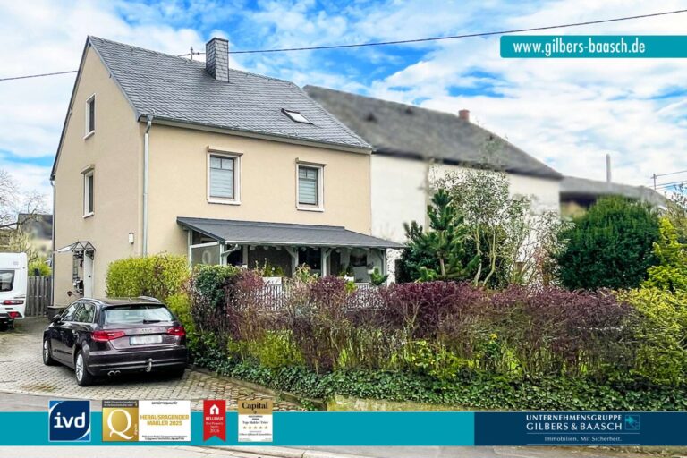 Stilvoll modernisiertes Einfamilienhaus mit schönem Garten und Stellplätzen