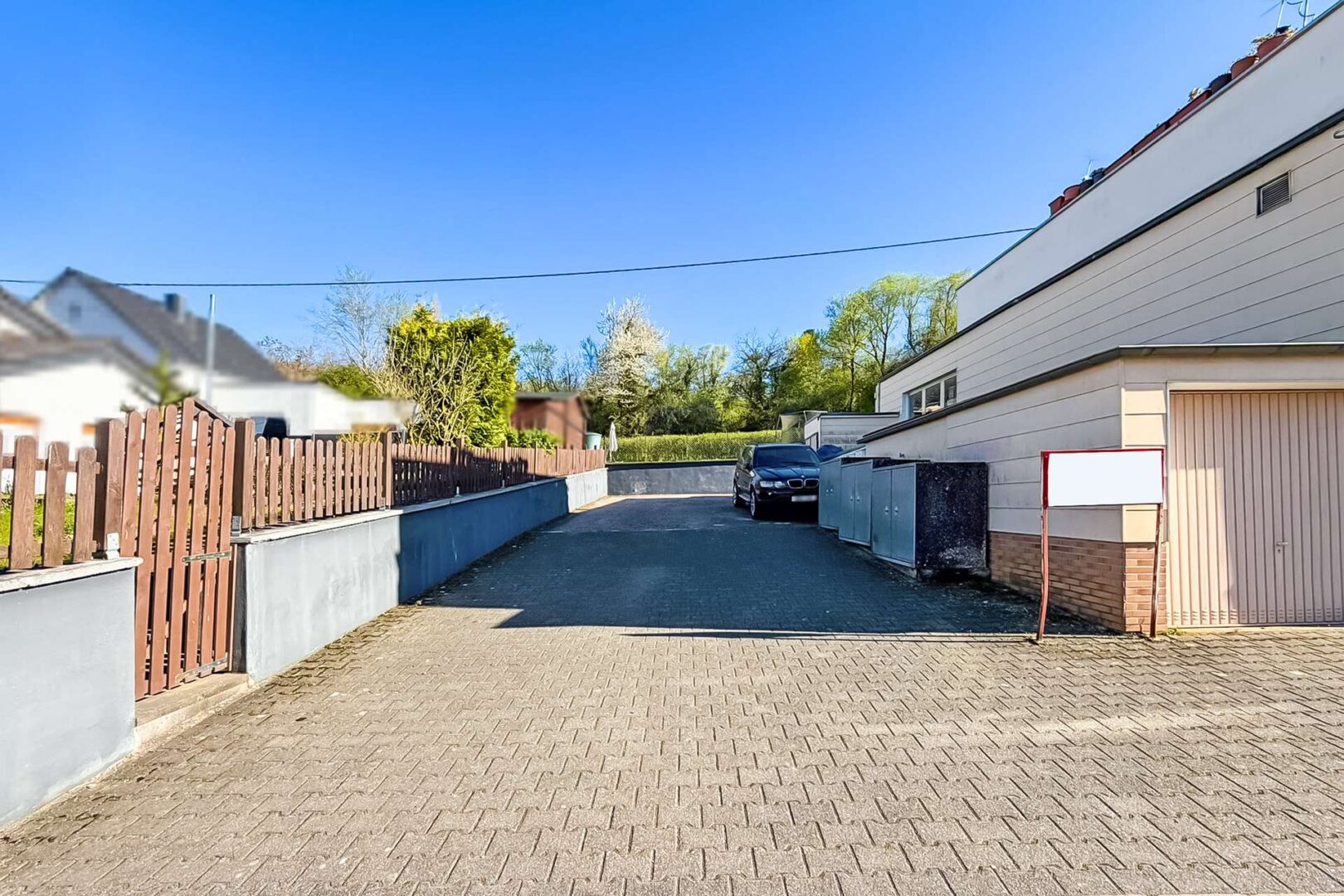 Einfahrt und Außenstellplatz