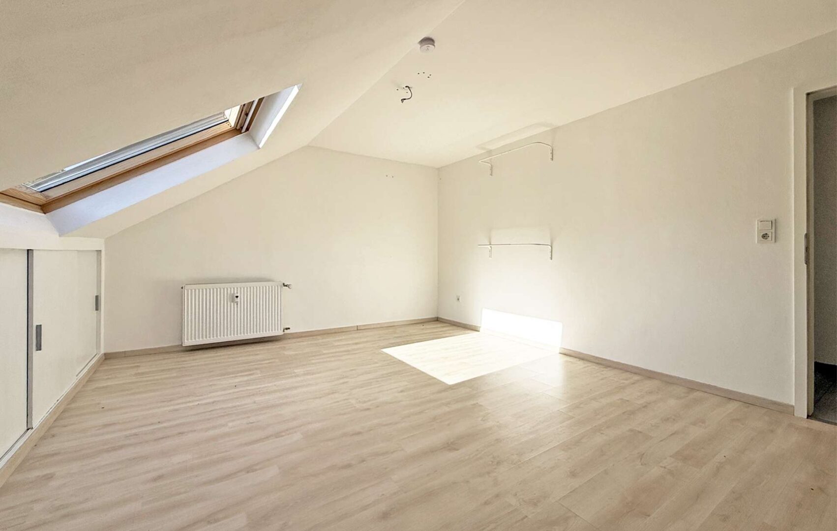 Großzügiges Schlafzimmer