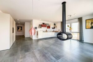 heller Wohnraum mit Kamin