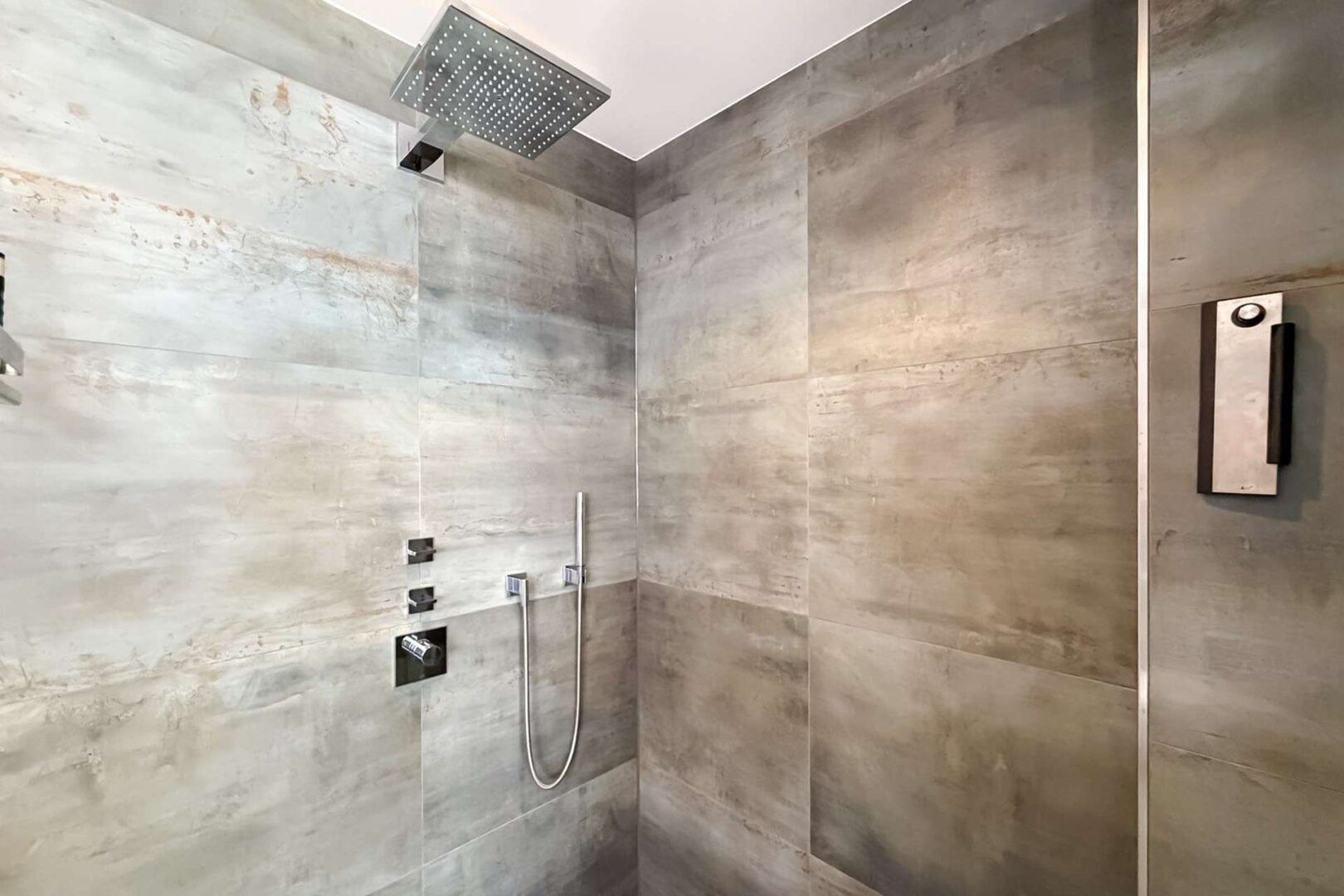 großzügige Dusche