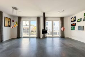 Wohn- & Esszimmer mit Balkon