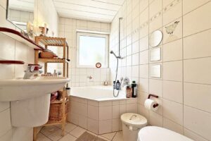 Tageslichtbad mit Wanne