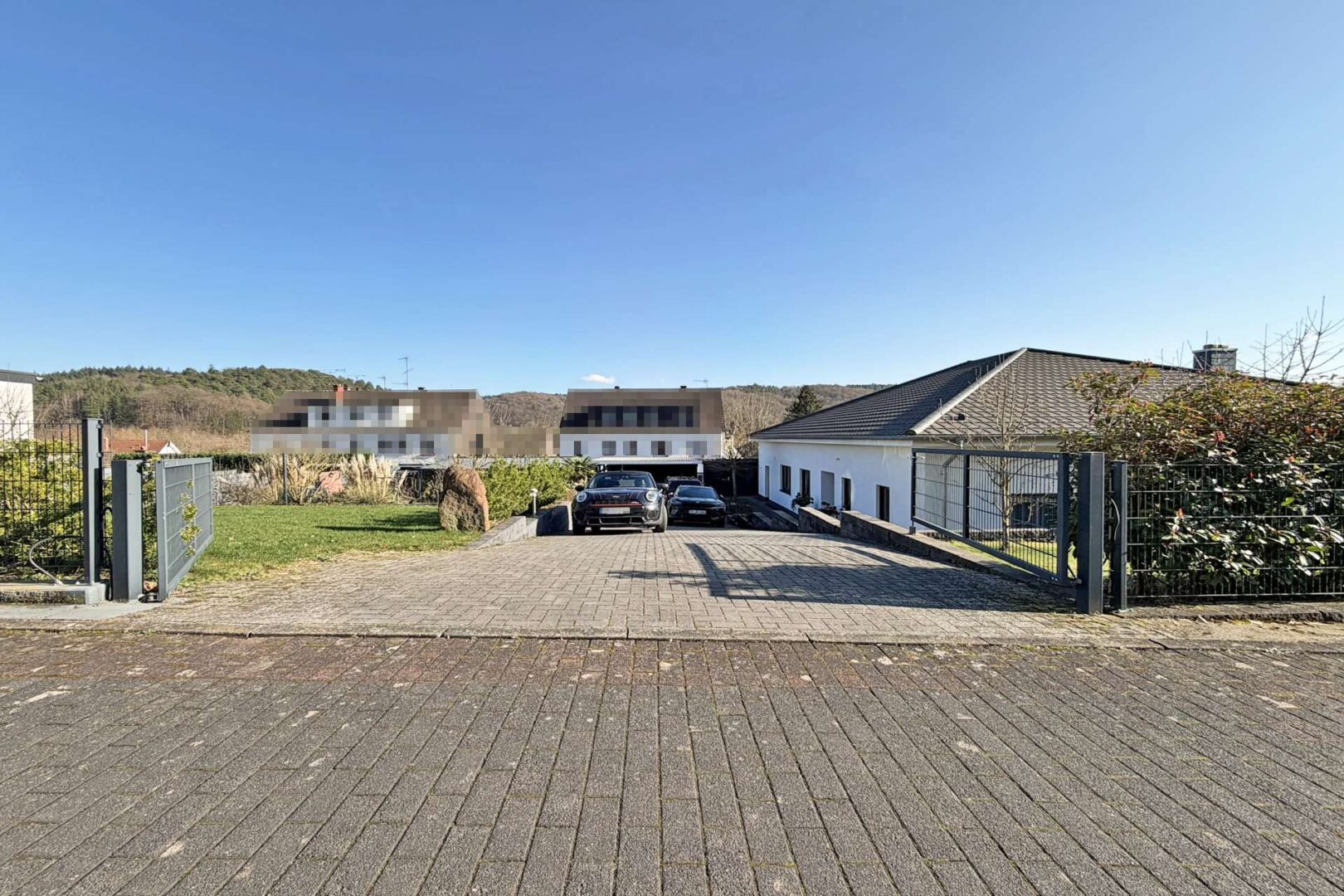 zweite Einfahrt zu den Carports