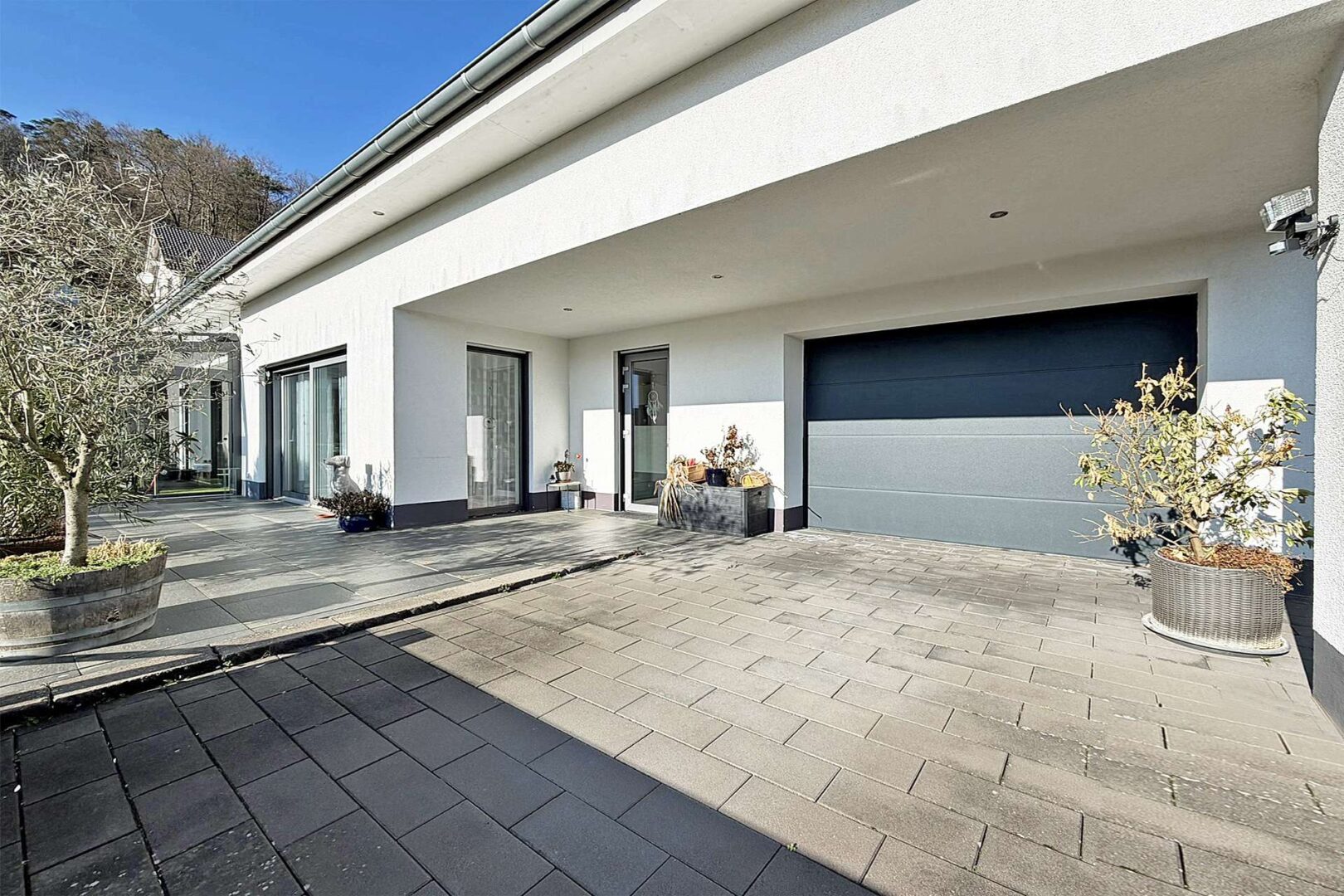 Garage und Terrasse