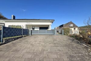 Garageneinfahrt mit elektrischem Tor