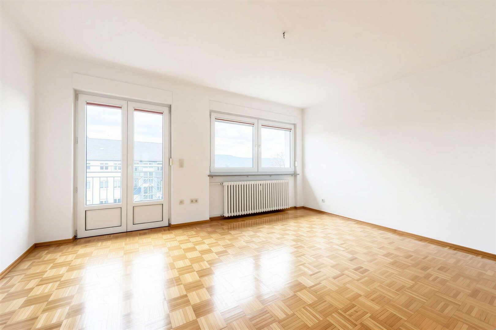 Wohnzimmer mit Balkon