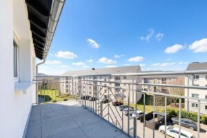 Balkon in West-Ausrichtung - (KI generiert)