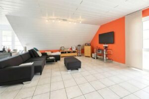 großzügiges Wohnzimmer