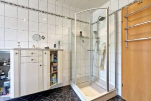 Dusche im Badezimmer