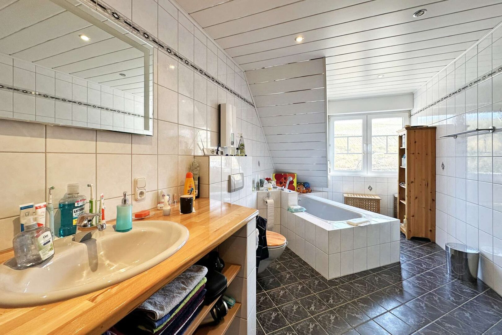 großes Badezimmer