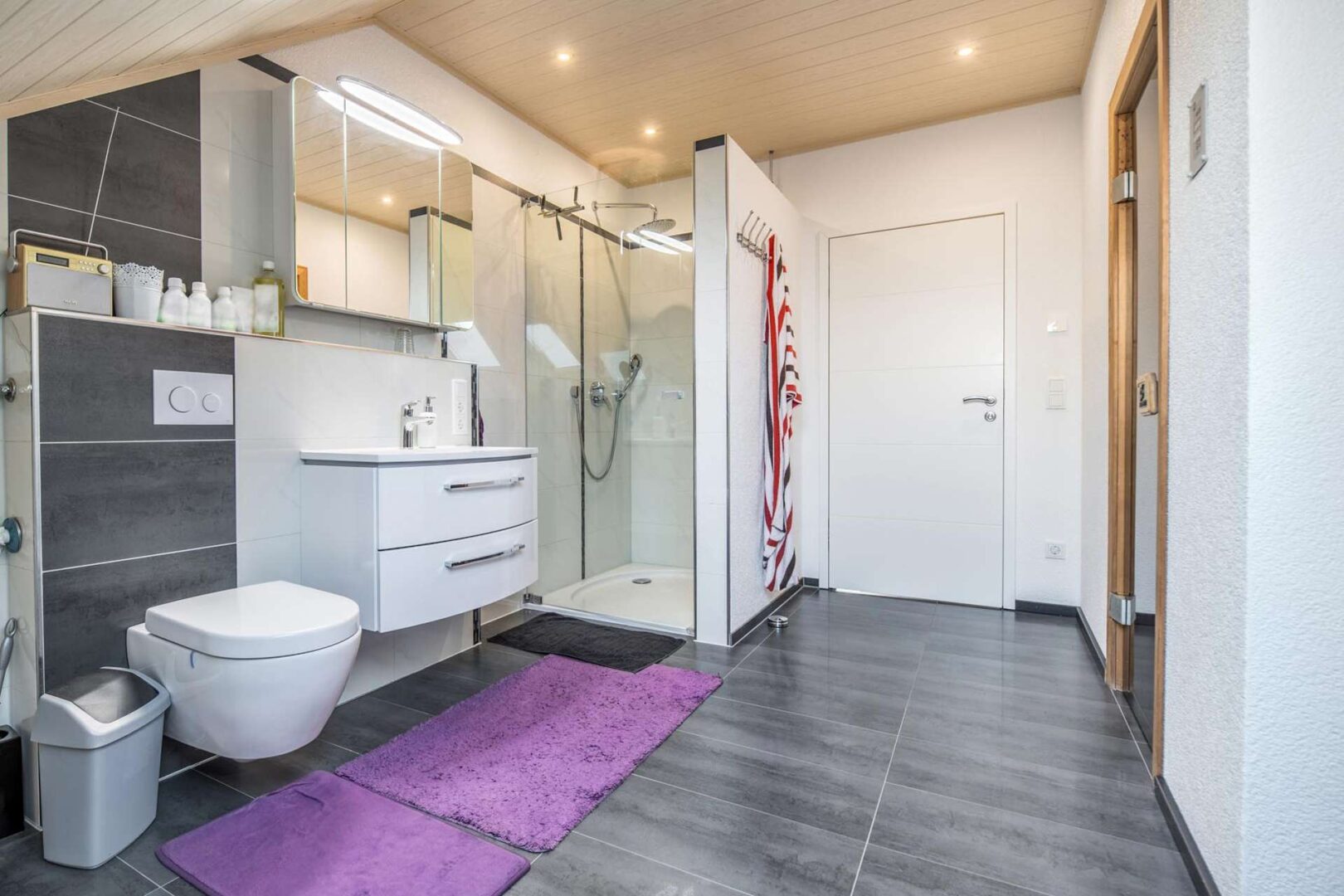 modernes Badezimmer im DG
