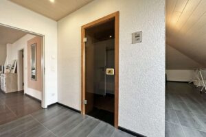 Badezimmer mit Sauna im DG