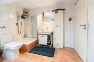 Tageslichtbad mit Dusche  - KI (generiert)