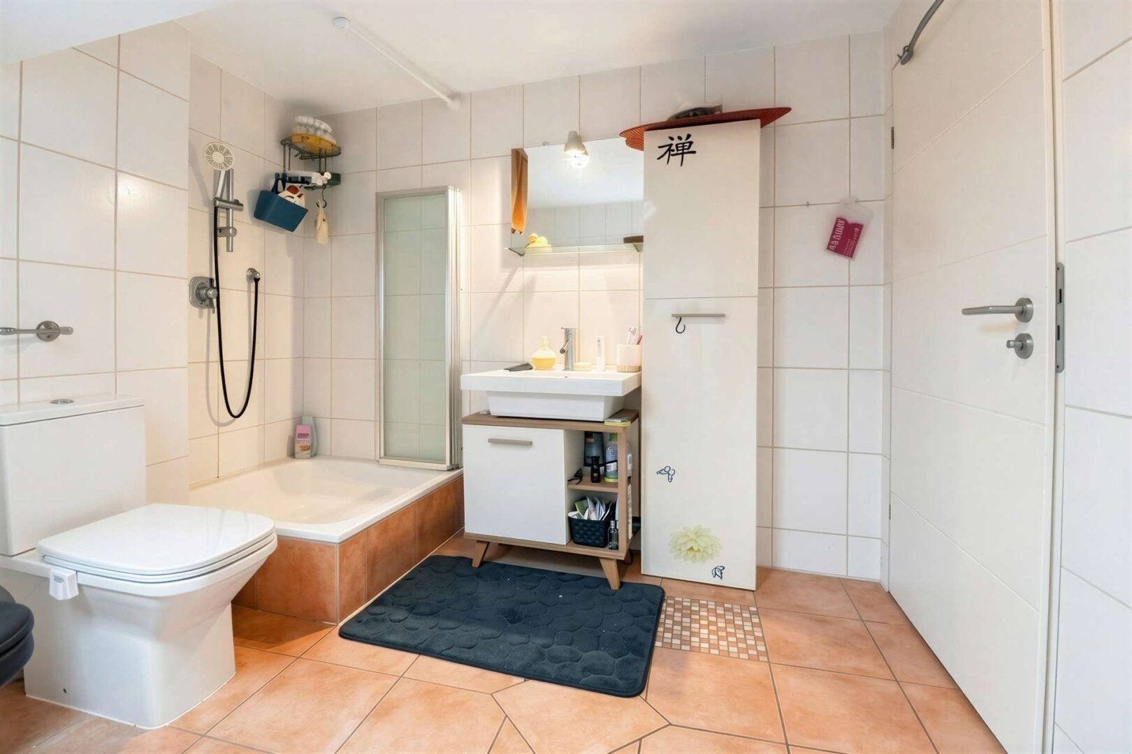 Tageslichtbad mit Dusche - KI (generiert)