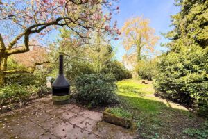 Frühlings-Impression: Garten mit schöner Mauer-Einfriedung