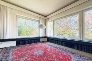 Lounge-Zimmer mit Gartenblick