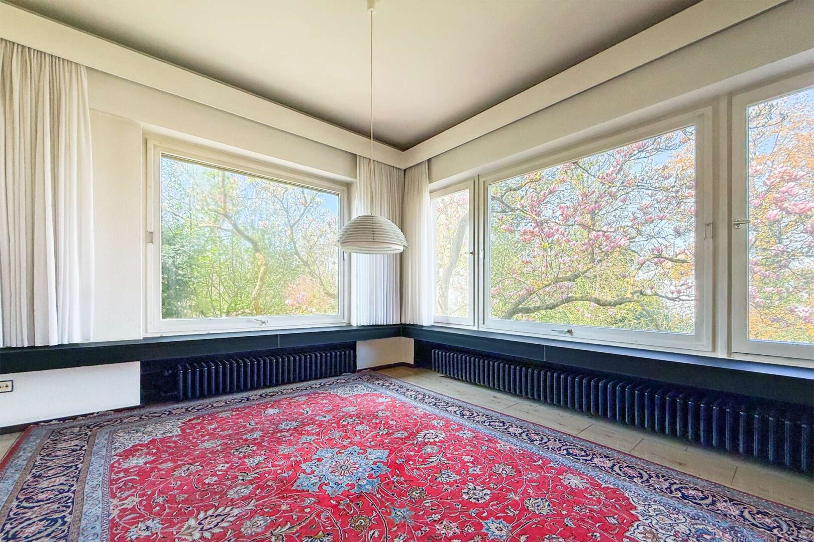 Lounge-Zimmer mit Gartenblick