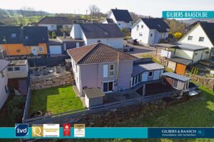 Naurath (Eifel): Freistehendes Einfamilienhaus mit Terrasse und schönem Garten
