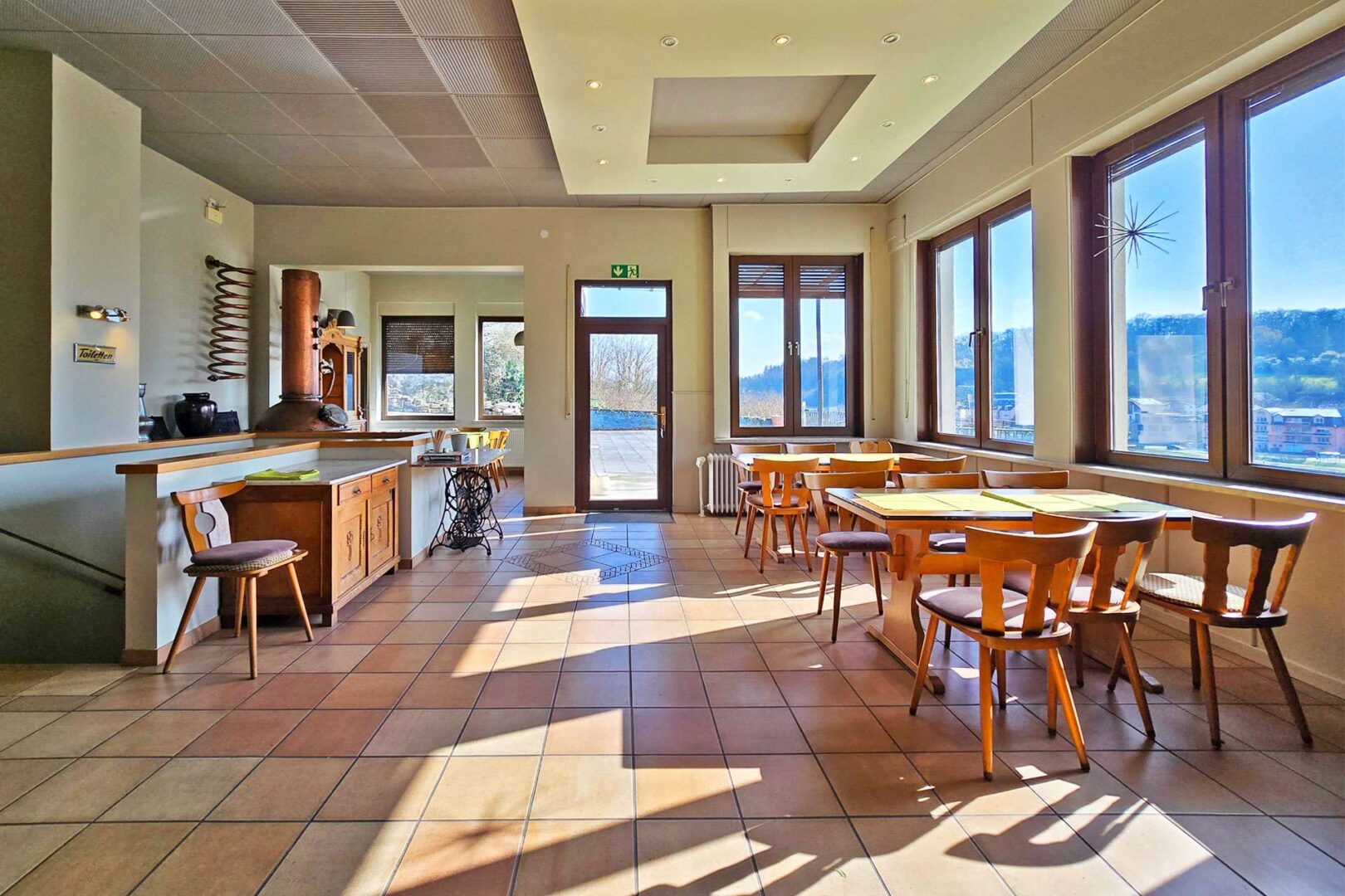 Speisesaal mit Zugang zur Terrasse
