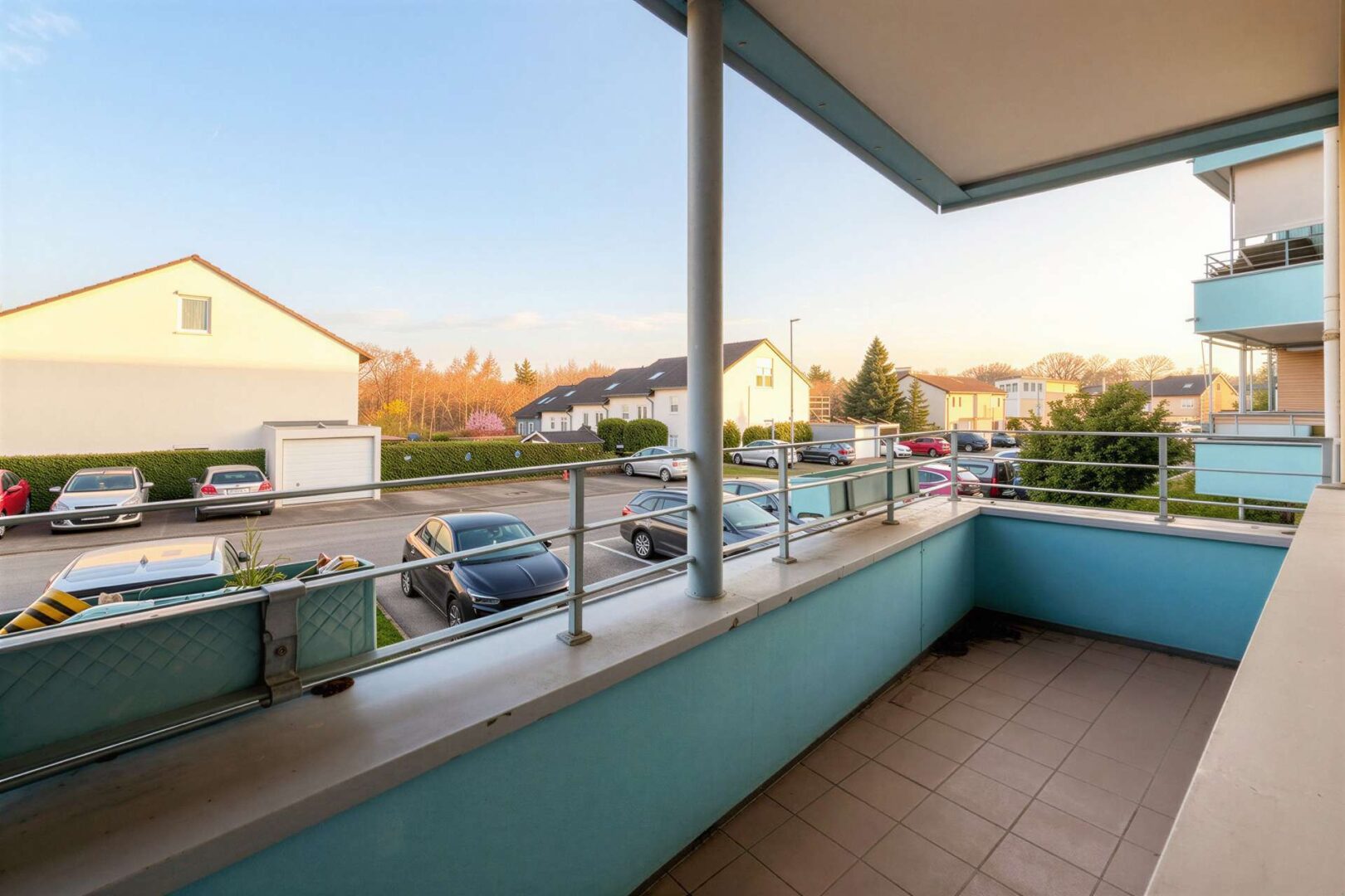 sonnige, überdachte Loggia