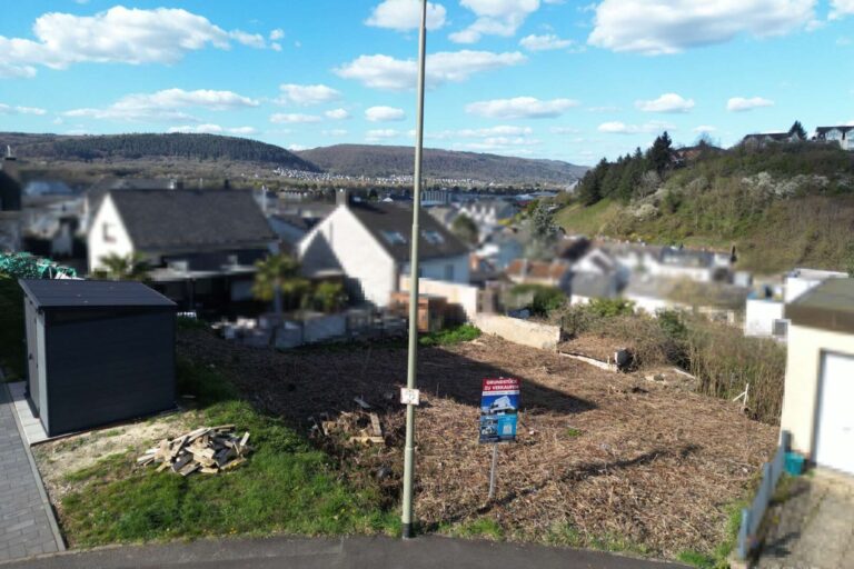 Blick von der Straße ins Grundstück