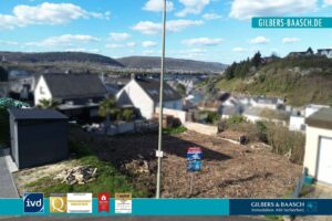 Blick von der Straße zum Grundstück