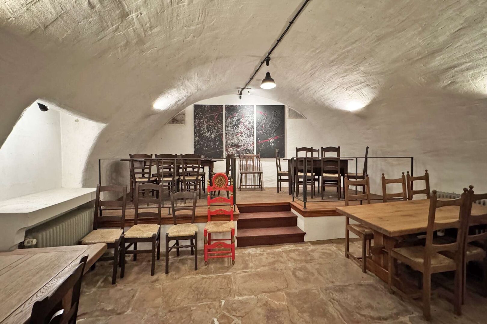 Podest im Gewölbekeller