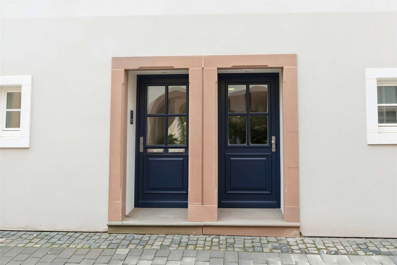 Haupteingang Vorderseite Gebäude