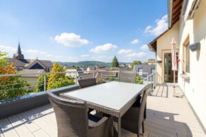 Terrasse mit Weitblick (EG) - (KI generiert)